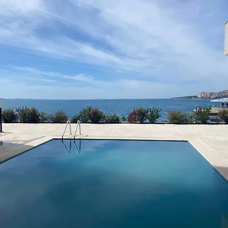 Oli Golden Saranda